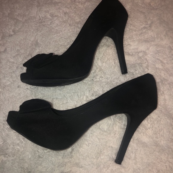 Black Peep Toe Bow Front Black Heels - Picture 1 of 5